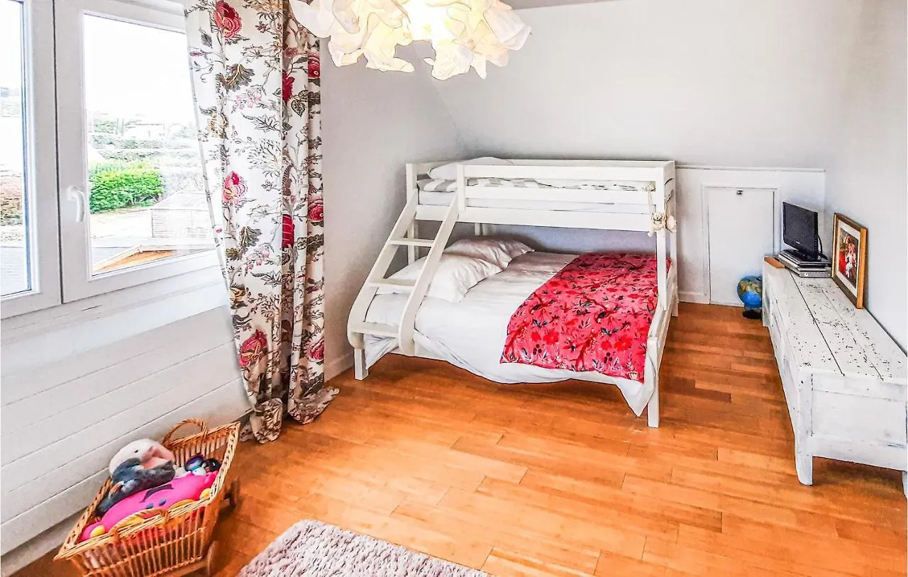 Awesome Home In Plouarzel With House Sea View בית נופש